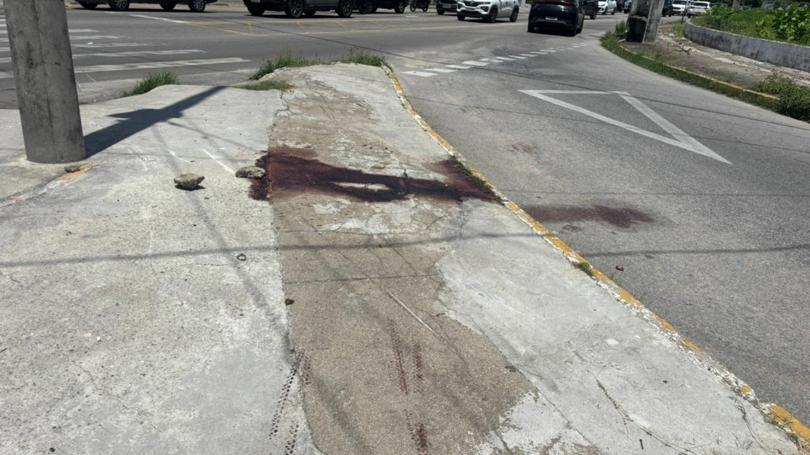 Motociclista e passageiro morrem após moto bater em poste em Fortaleza