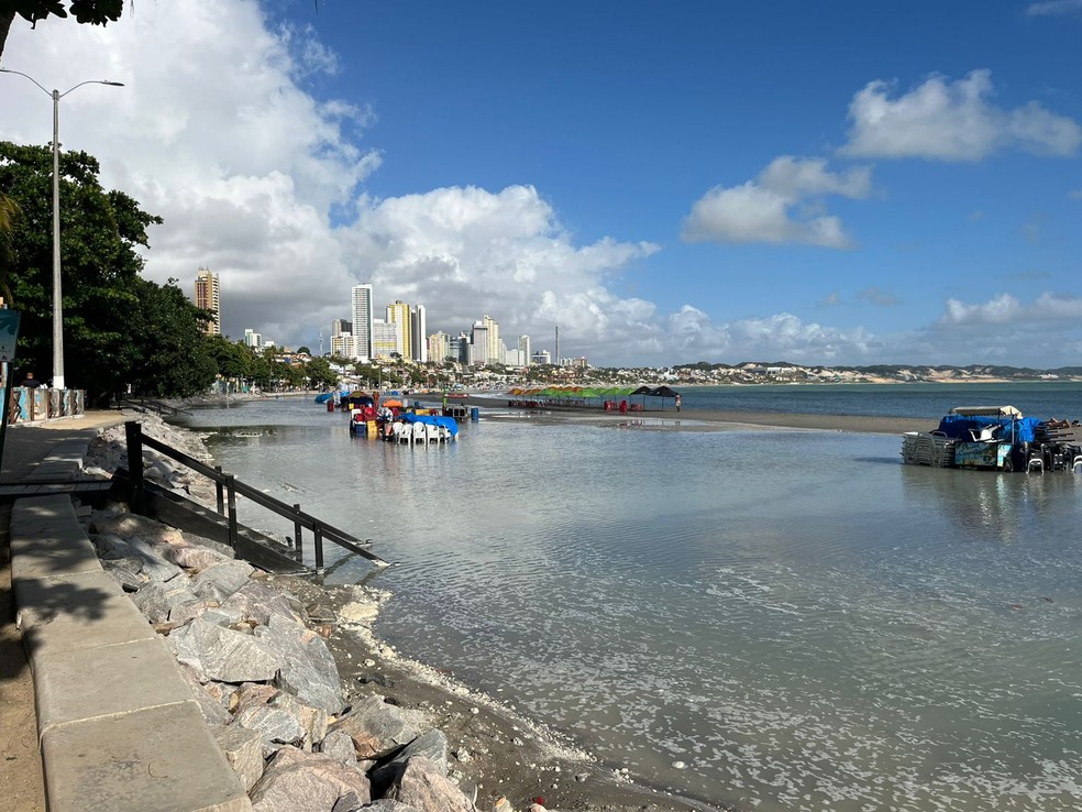 Água da maré acumulada sobre a faixa de areia de Ponta Negra, em Natal — Foto: Philipe Salvador/Inter TV Cabugi