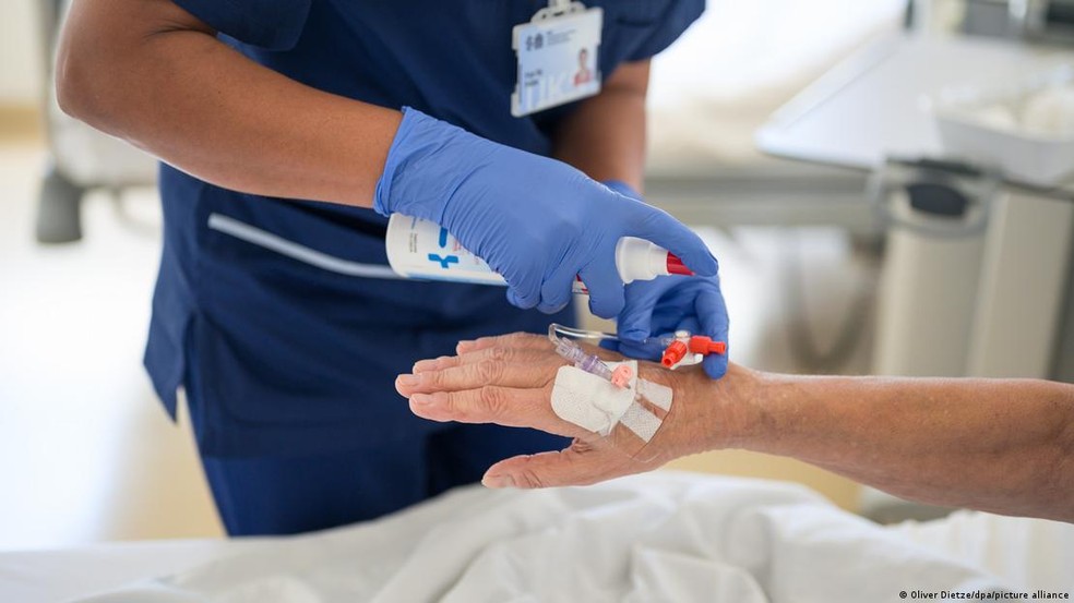 Infusão intravenosa é prática corriqueira em hospitais, para hidratação, reposição de eletrólitos, antibióticos ou nutrientes. — Foto: Oliver Dietze/dpa/picture alliance
