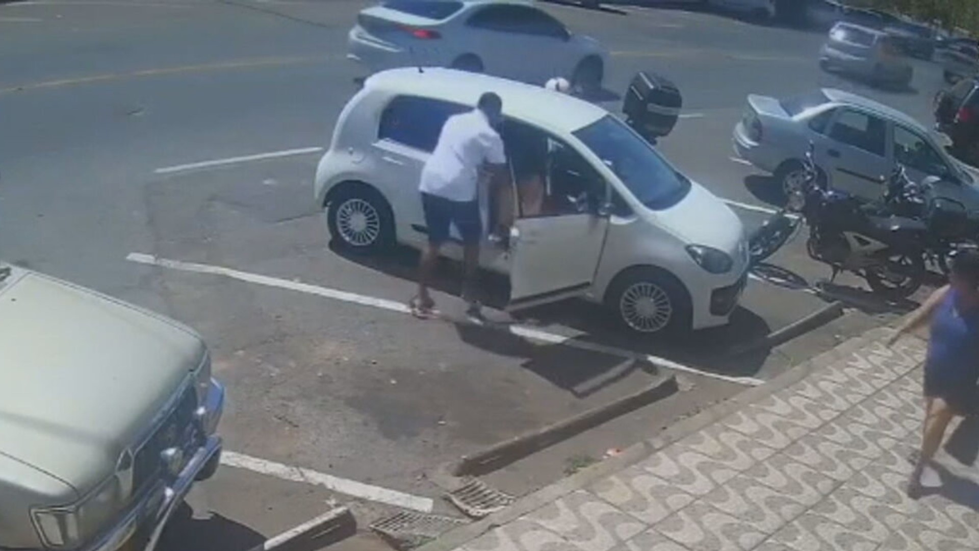 VÍDEO: homem agride filho de 12 anos com socos e chutes no DF