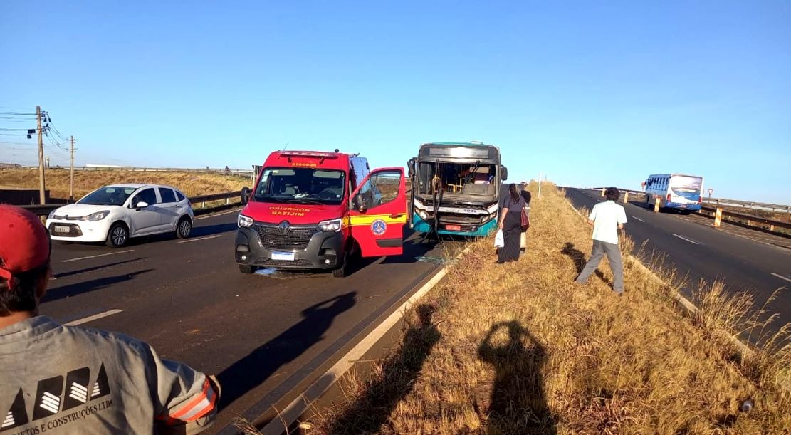 Ônibus não consegue frear a tempo, bate em caminhão, e passageira fica ferida na BR-452, em Uberlândia