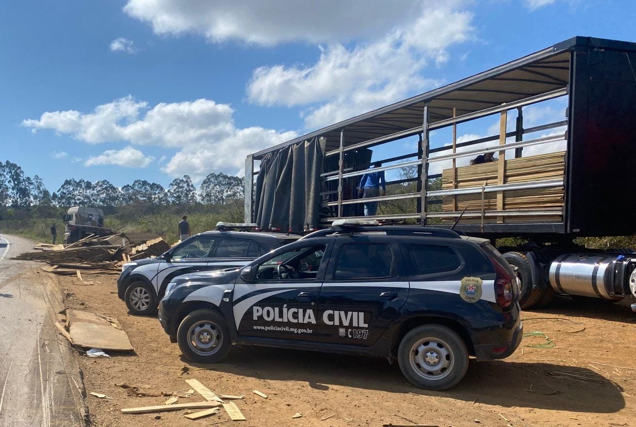 Quatro homens são presos quando tentavam saquear carga de carreta na BR-116