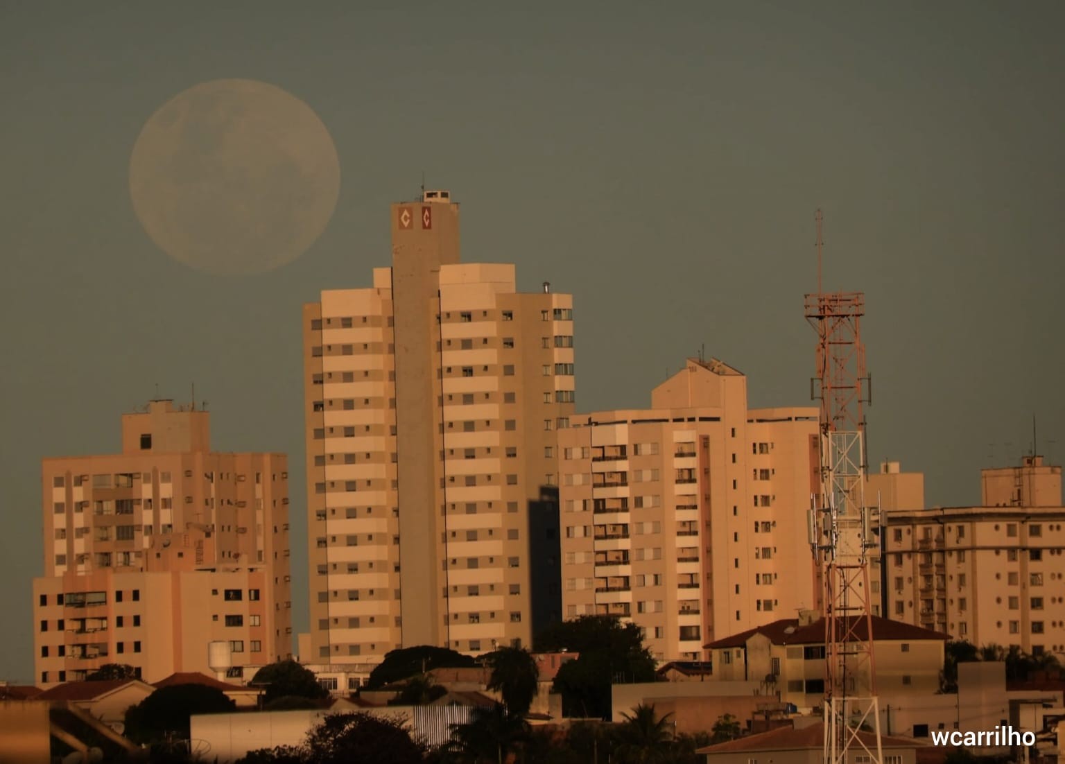 ‘Lua de Morango’: entenda fenômeno que só acontece em um mês do ano e decorou céu de Campo Grande