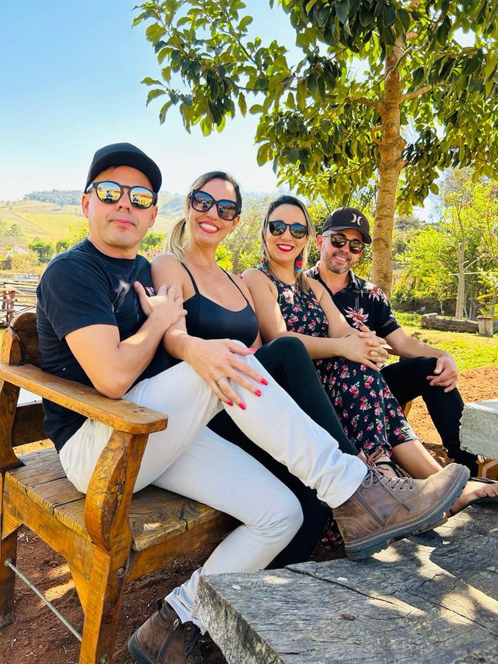 André e Adriano ao lado das noivas Milena e Andreia. — Foto: Arquivo pessoal