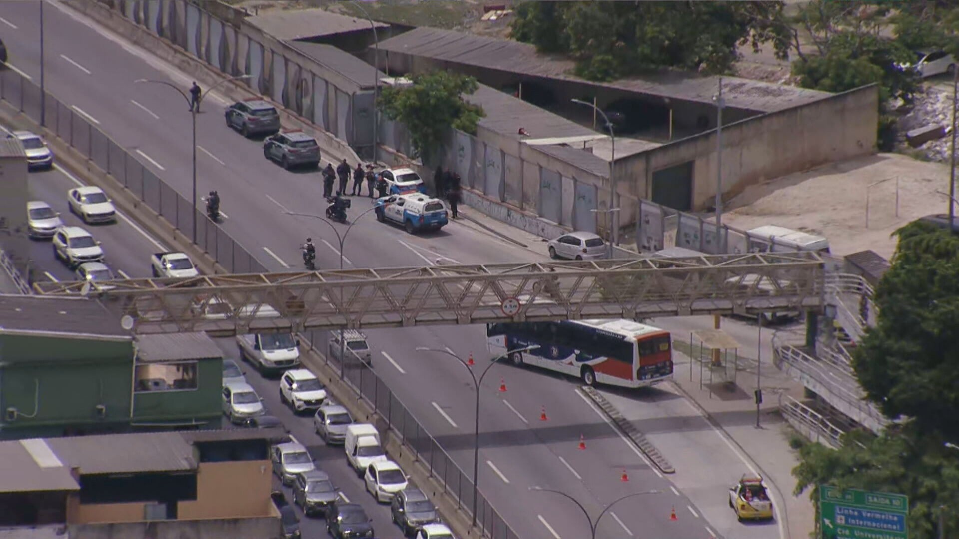PM faz operação na Maré, e bandidos fecham Linha Amarela