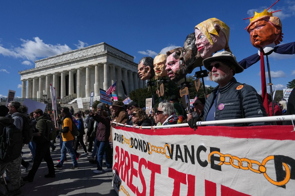 Manifestantes participam de protesto do movimento “No Kings” — que significa “Sem reis” — contra as políticas do governo do presidente dos EUA, Donald Trump, em Washington. — Foto: REUTERS/Leah Millis