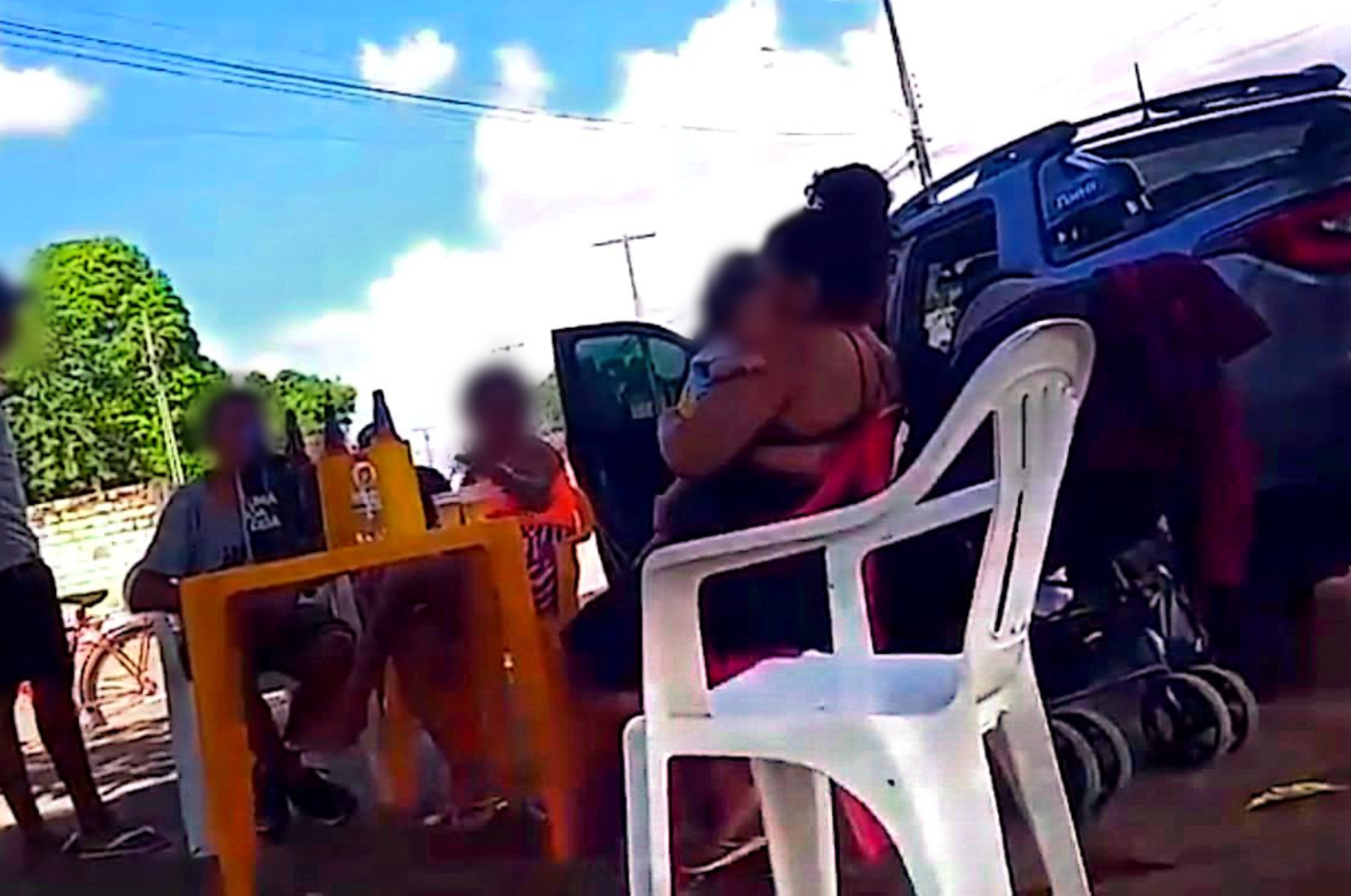 Mãe com bebê de dois meses no colo é detida após passar dia bebendo em bar de Boa Vista