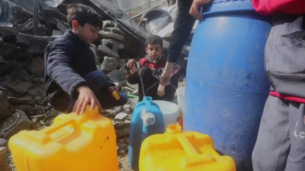Tubulações que transportam água para os 2,3 milhões de habitantes de Gaza foram danificadas ou destruídas. — Foto: Reuters via BBC