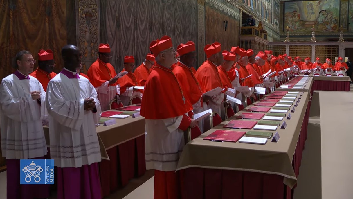 Missa, capela Sistina fechada, 'Extra omnes' e fumaça preta: o primeiro dia do conclave em FOTOS e VÍDEOS