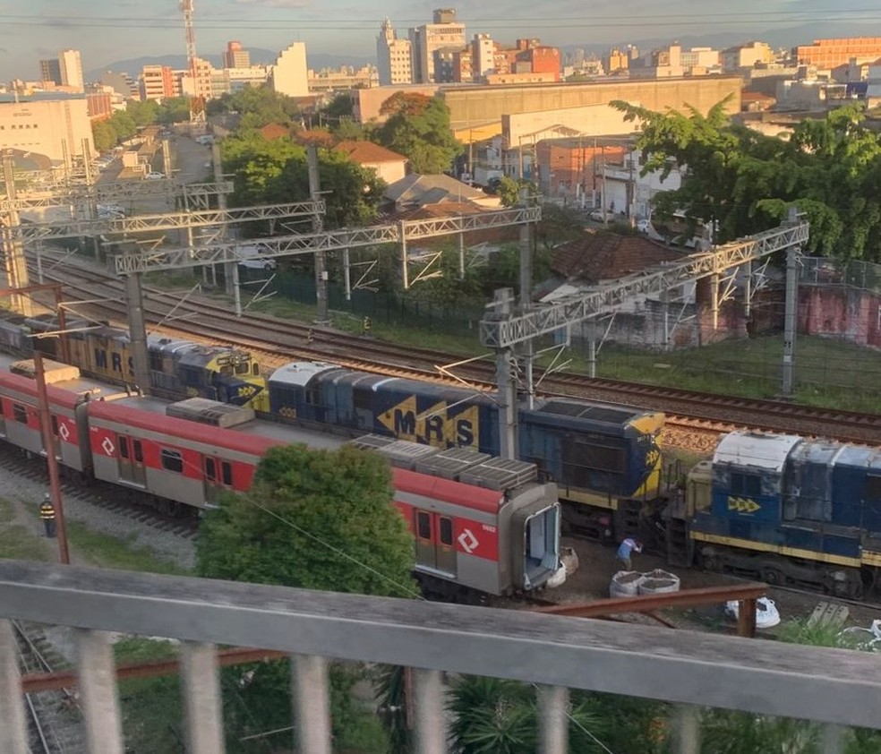 O trem da MRS Log&iacute;stica que descarrilou pr&oacute;ximo da esta&ccedil;&atilde;o Br&aacute;s, na Linha 12-Safira, nesta quarta-feira (18). &mdash; Foto: Reprodu&ccedil;&atilde;o/TV Globo