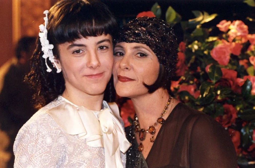 Kayky Brito ao lado da atriz Elizabeth Savala durante as gravações da novela Chocolate com Pimenta, em 2003 — Foto: Renato Rocha Miranda/Globo