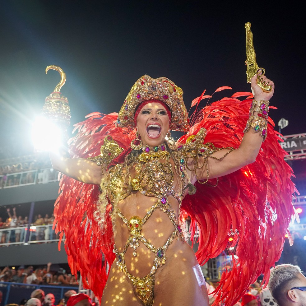 Rainha de bateria do Salgueiro, Viviane Araújo desfila nesta quarta-feira (18) na Sapucaí. — Foto: Gustavo Wanderley/g1