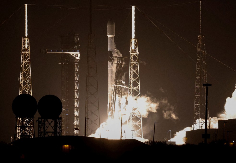 Um foguete SpaceX Falcon 9 decola com a espaçonave Plankton, Aerosol, Cloud, Ocean Ecosystem (PACE) da NASA, do Cabo Canaveral — Foto: REUTERS/Joe Skipper
