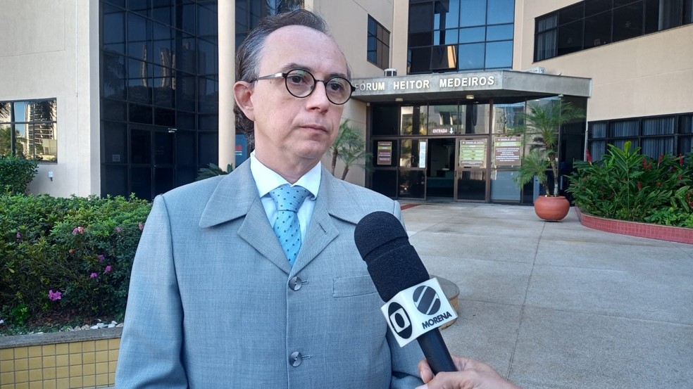 Advogado de defesa do suspeito, Benedicto Figueiredo, em frente ao Fórum de Campo Grande — Foto: TV Morena