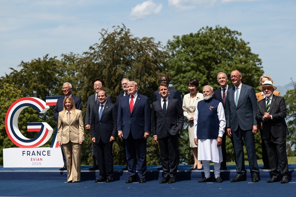O presidente Luiz Inácio Lula da Silva (à esquerda) participa de foto de família da cúpula do G7 em Evián, na França, em 16 de junho de 2026. — Foto: Evelyn Hockstein/ Reuters