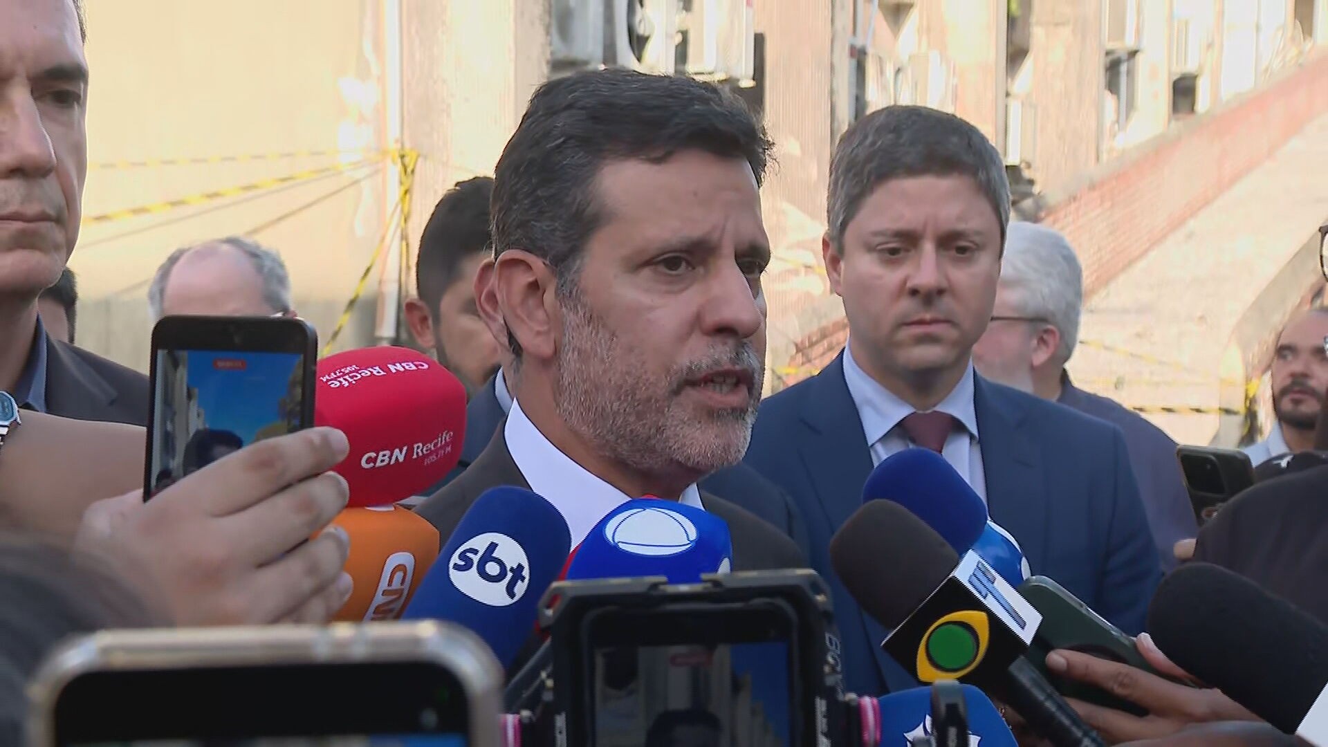 Ministro da Educação anuncia construção de novo centro de pesquisas após incêndio que destruiu prédio da UFPE