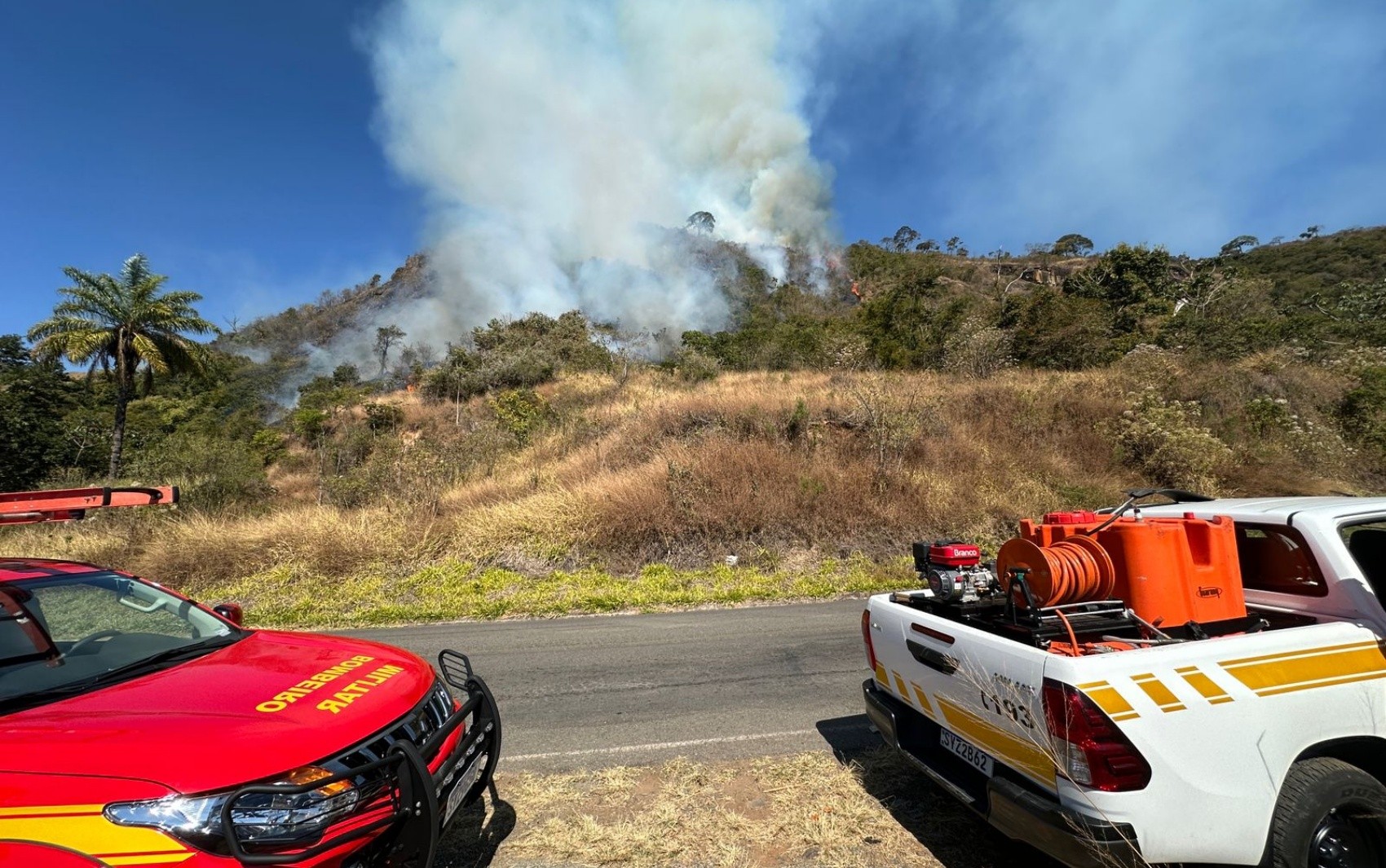 Incêndios de grandes proporções mobilizam bombeiros há três dias em Poços de Caldas e Itajubá, MG