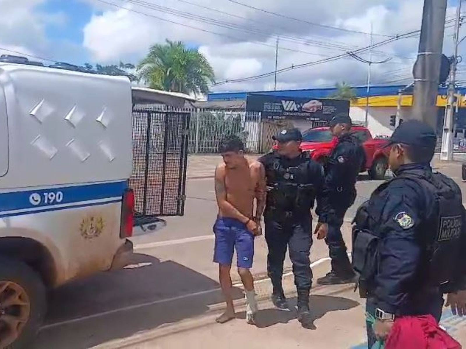 Policial penal tem casa invadida por criminosos em Rio Branco; suspeitos são presos e arma recuperada