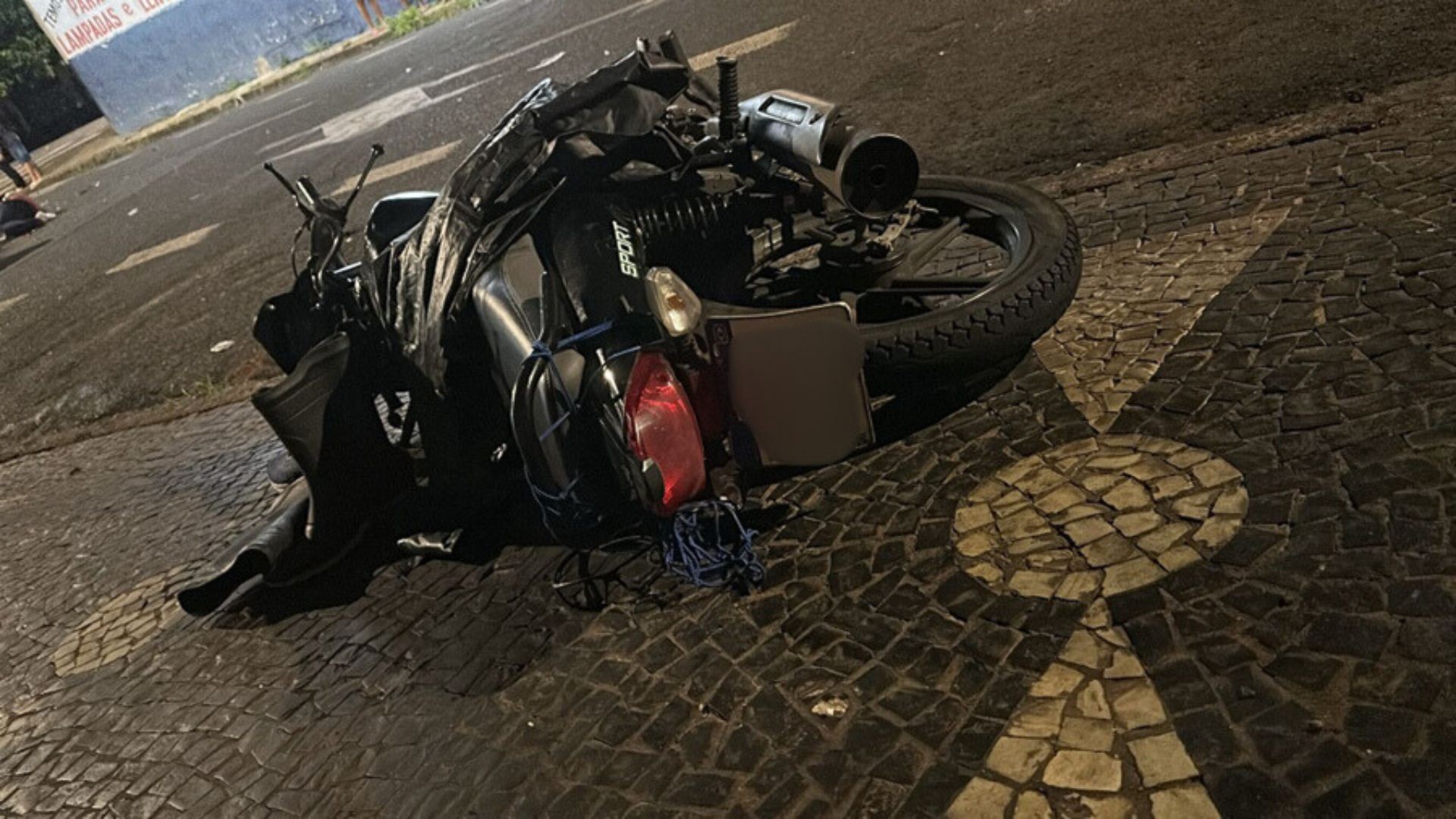 Motociclista de 27 anos morre ao avançar semáforo e atingir carro em cruzamento de Uberlândia, diz PM