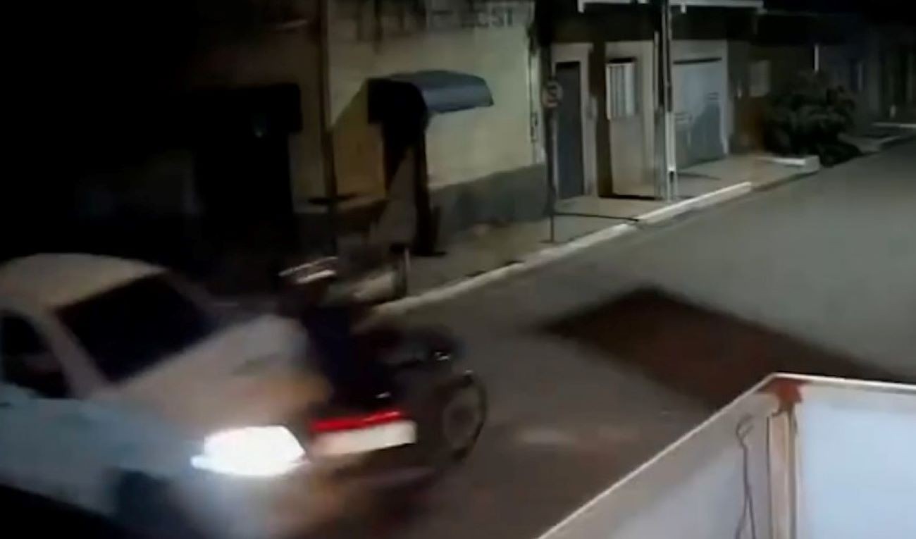 Caminhonete avança preferencial e atropela motociclista e passageiro no MA