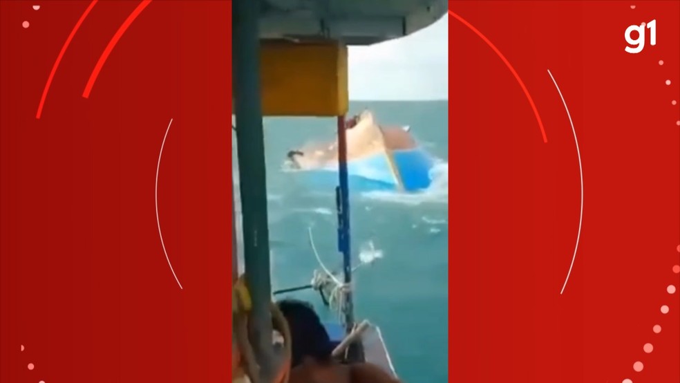 Pescadores são resgatados após embarcação naufragar no extremo sul da Bahia — Foto: Reprodução/redes sociais