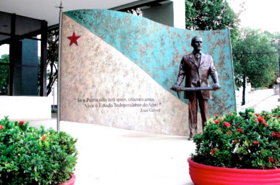 Frase e estátua de Luis Galvez, imperador do Acre, está exposta em frente à Assembleia Legislativa do Acre, em Rio Branco — Foto: Giselle Lucena/Arquivo pessoal