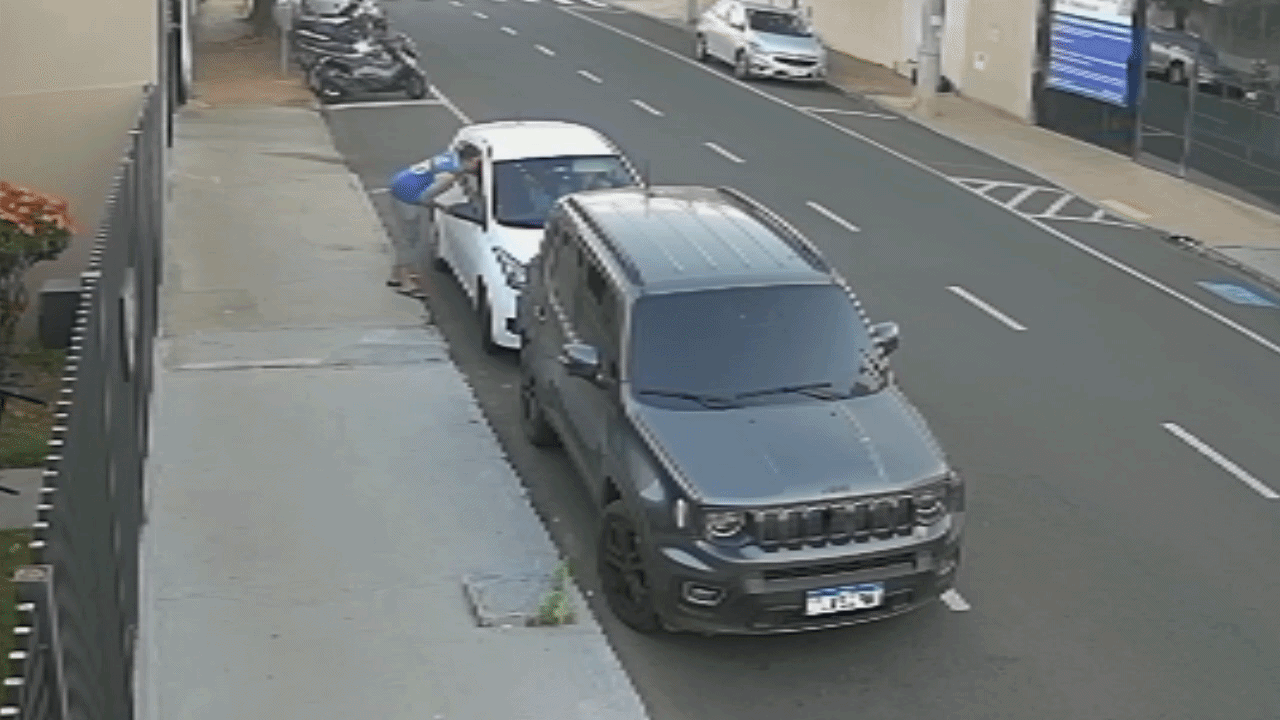 VÍDEO: ladrão invade carro estacionado pelo banco do passageiro e arrasta fisioterapeuta ao arrancar com veículo