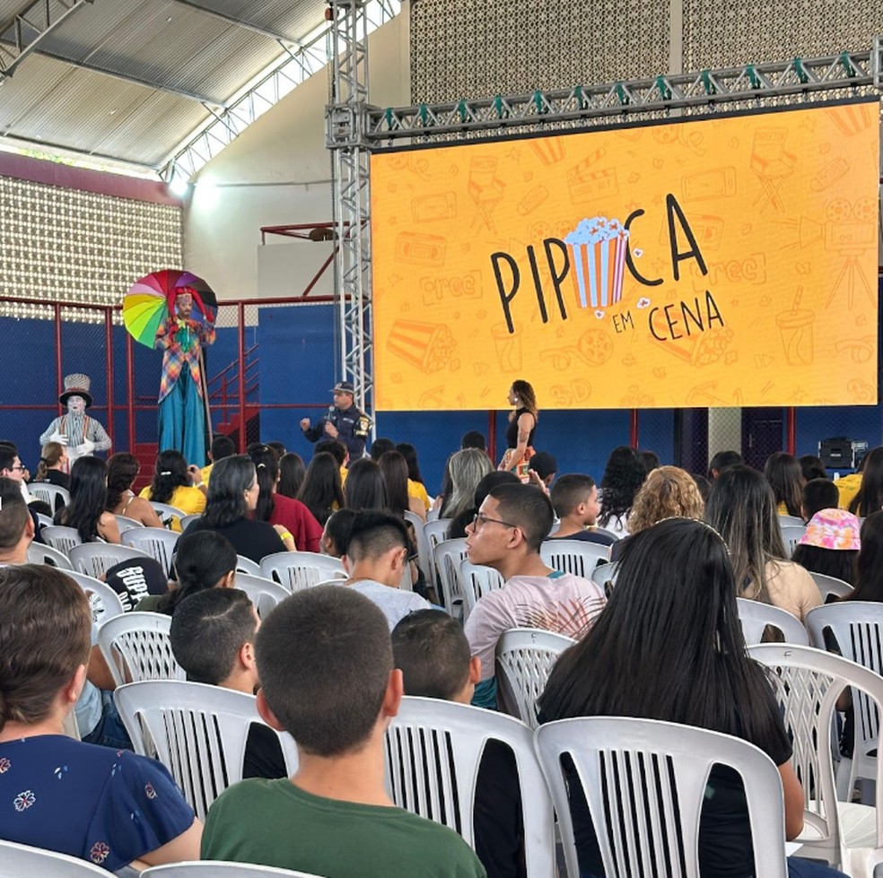 Alunos prestigiam projeto "Pipoca em Cena" — Foto: FRAM