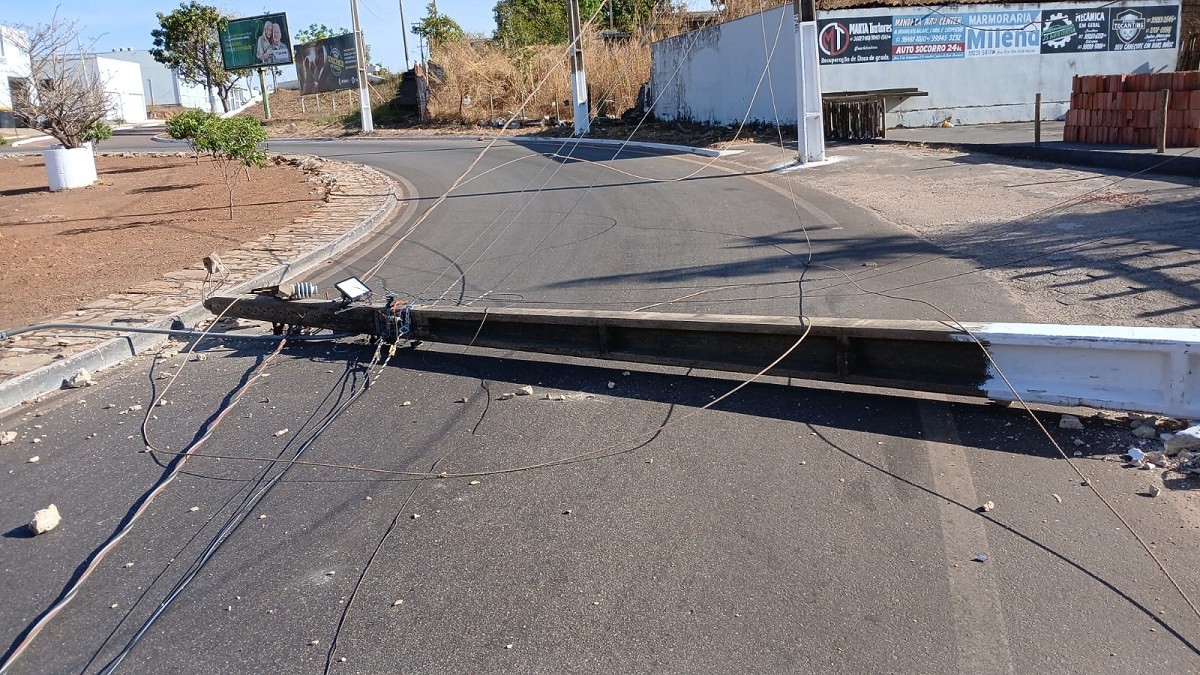 Caminhão derruba dois postes e deixa mais de quatro mil clientes sem energia em Paraíso do Tocantins