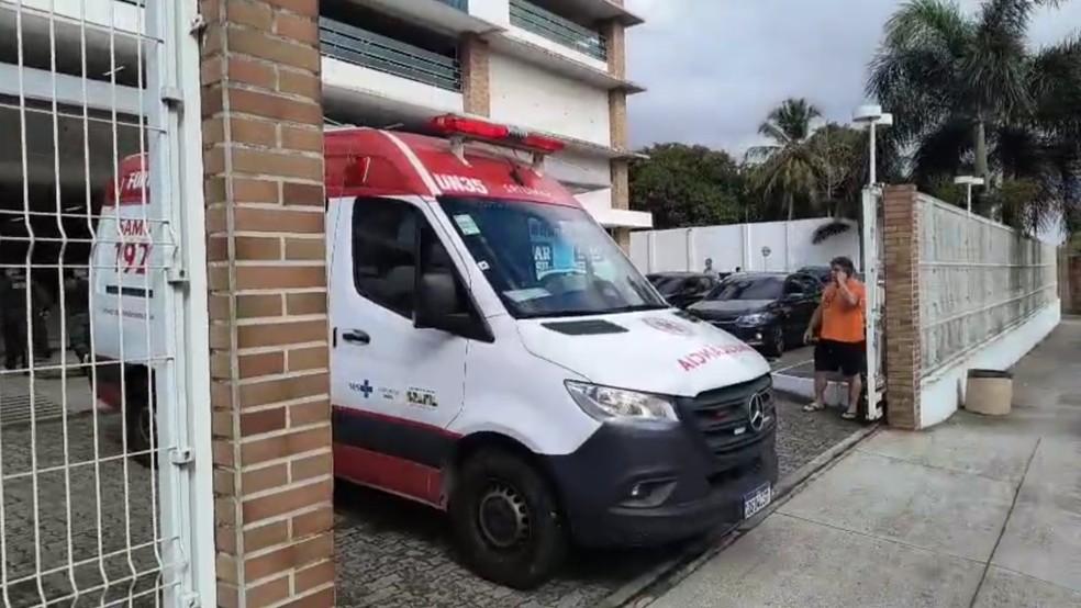 Aluno com objeto cortante fere colega, professor e coordenador de escola em Fortaleza — Foto: Reprodução