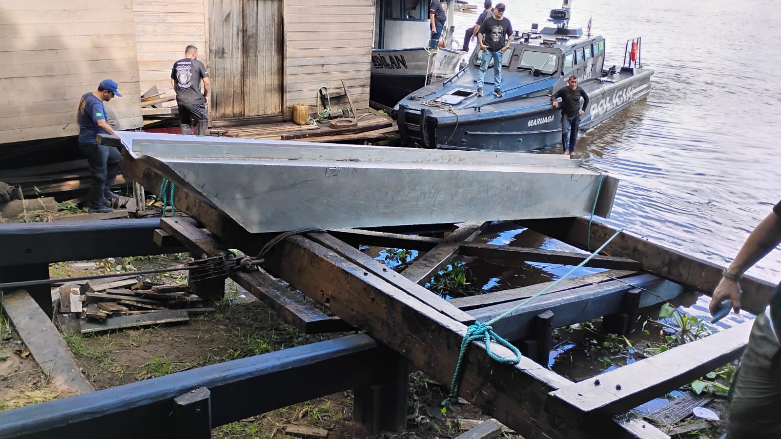 'Submarino' com tonelada de drogas é apreendido fixado a barco no Rio Solimões; VÍDEO