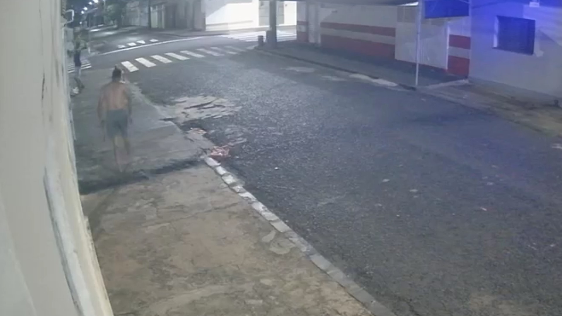 VÍDEO: Morador coloca ladrões para correr ao impedir furto de ar-condicionado com machadinha em Uberlândia