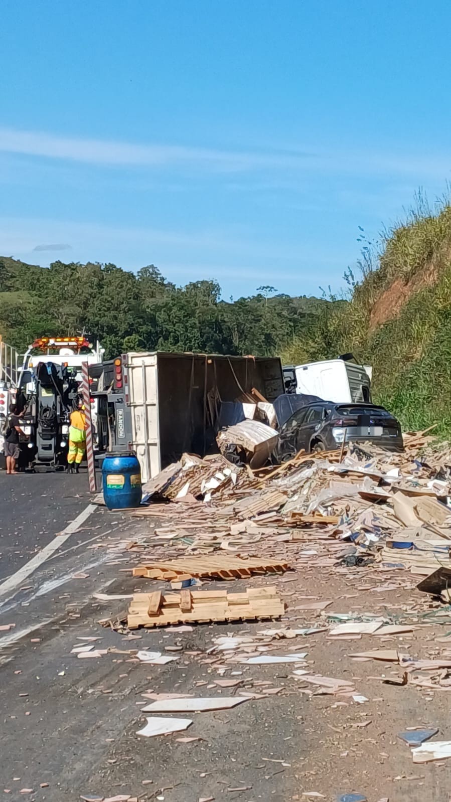 Três pessoas ficam feridas após caminhão tombar e atingir um carro na BR-116, em Piraí