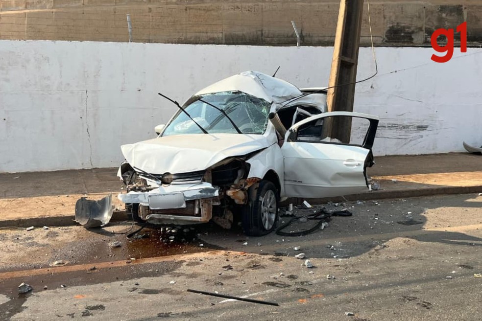 Jovens ficam gravemente feridos após carro bater em poste em MT — Foto: Corpo de Bombeiros