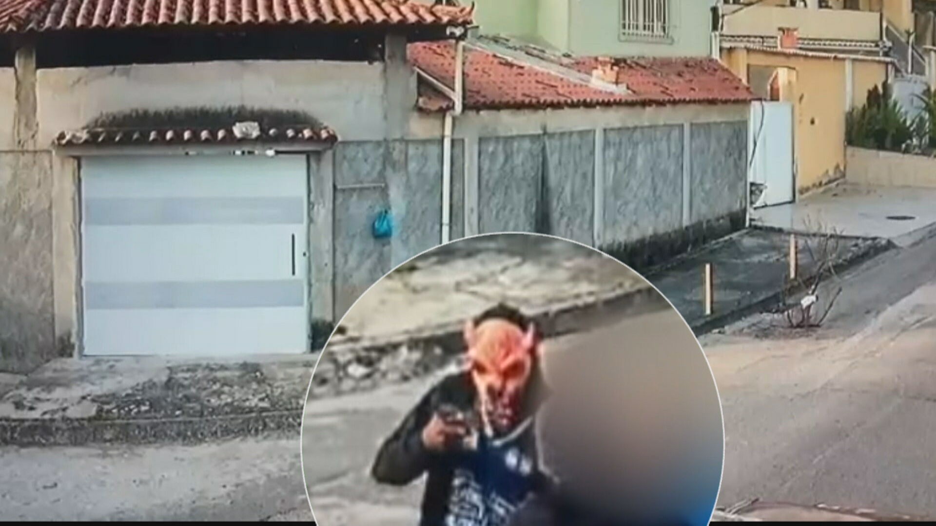 Homens que usaram máscaras de monstro para sequestrar homem em São Gonçalo são presos pela polícia