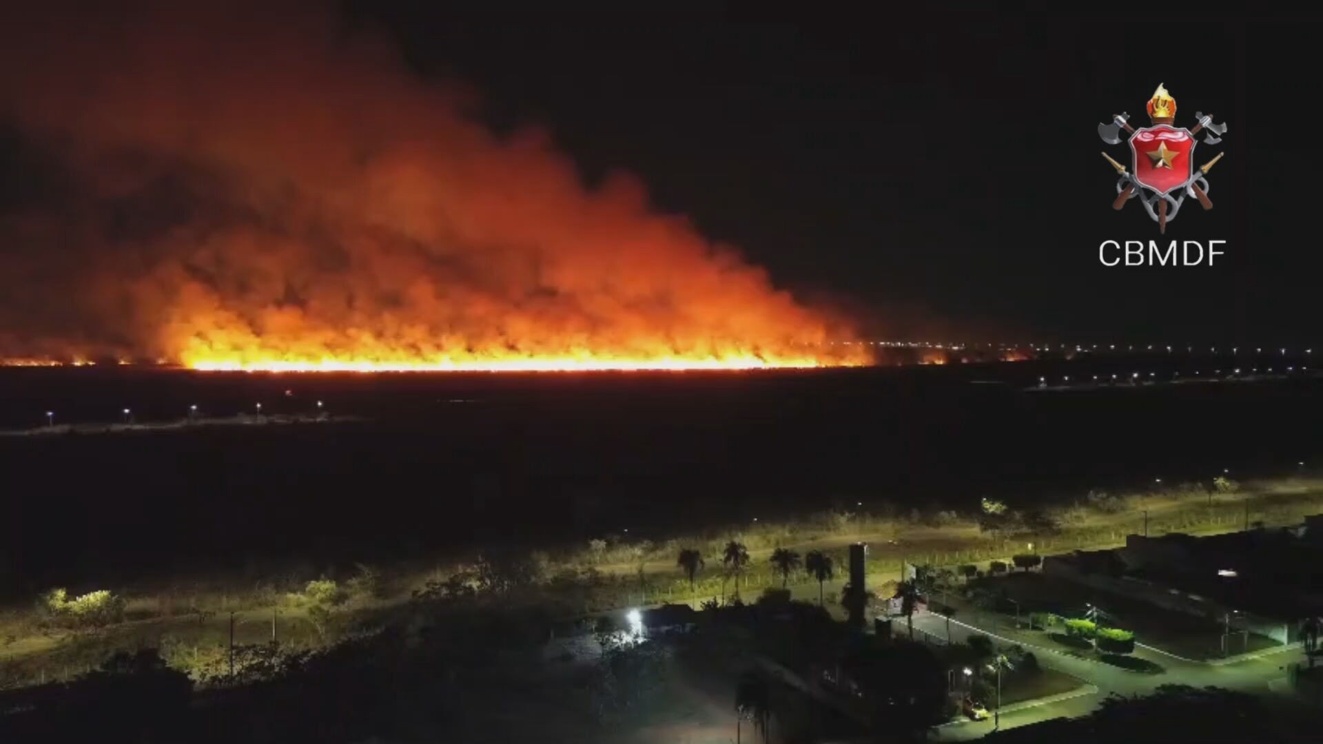 Bombeiros combatem 'paredão de fogo' no Parque do Tororó, no DF