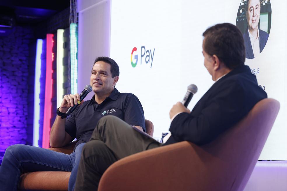 Roberto Campos Neto, presidente do Banco Central, fala com Fábio Coelho, presidente do Google Brasil — Foto: Divulgação/Google