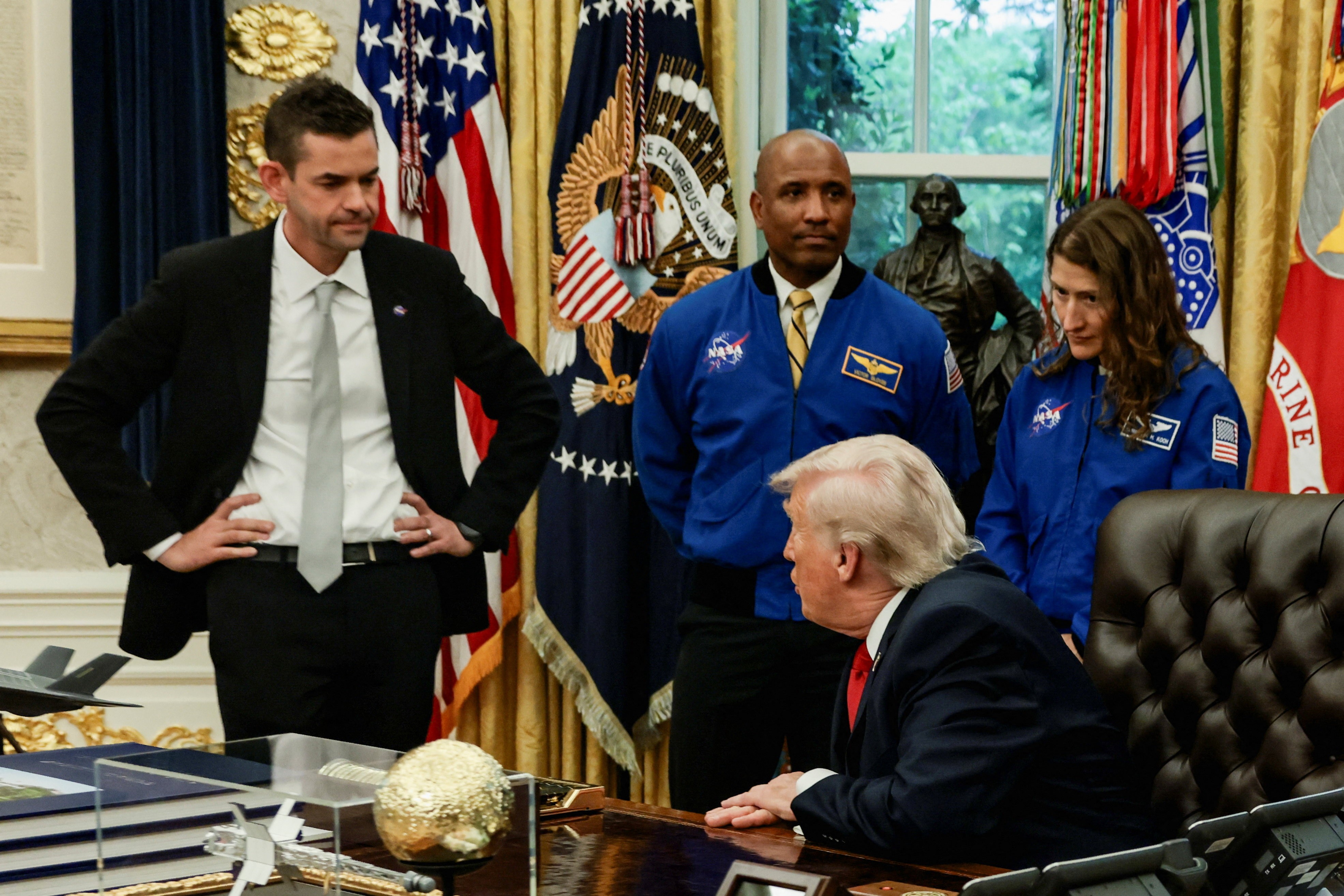 Trump zomba das orelhas de chefe da NASA durante encontro com astronautas da Artemis 2 na Casa Branca