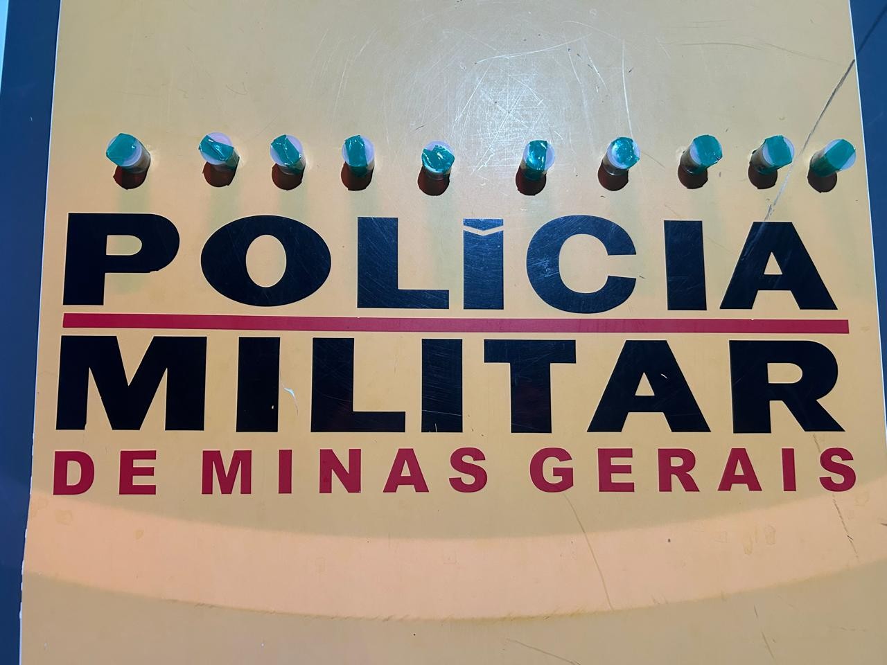 Cão farejador encontra droga escondida no tênis e passageiro é preso em ônibus na BR-352, em MG