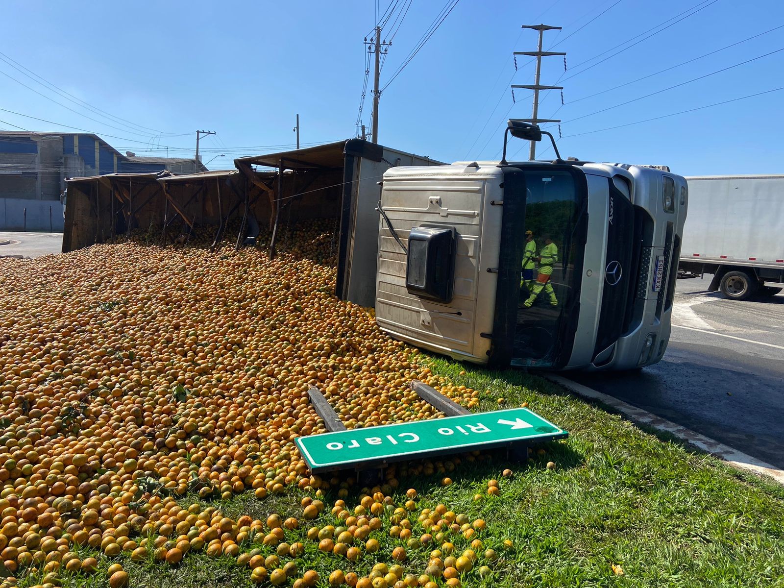 Caminhão carregado com 32 toneladas de laranja tomba em rotatória de rodovia em Piracicaba