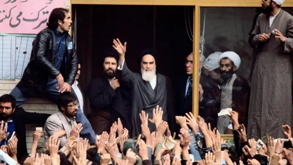 O aiatolá Khomeini foi recebido com entusiasmo no seu regresso ao Irã. — Foto: Getty Images via BBC