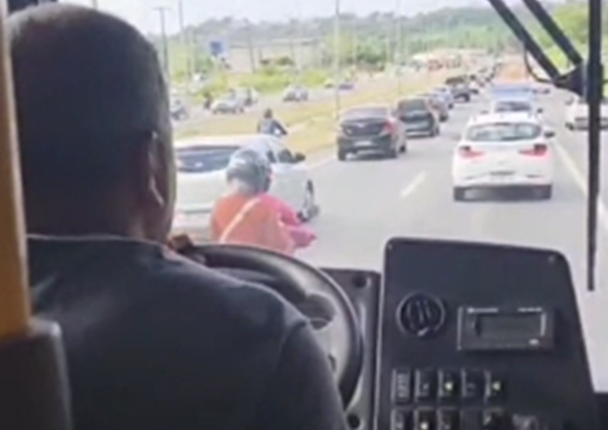 Passageiro assume direção de ônibus após motorista parar veículo durante confusão na BR-101; VÍDEO