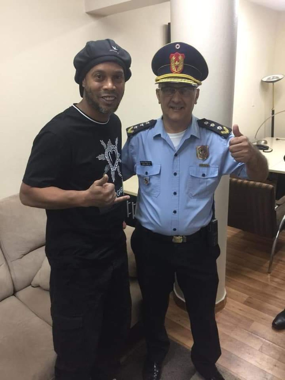 Ronaldinho Gaúcho posou ao lado do comissário de Polícia metropolitana paraguaia antes de prestar depoimento ao MP paraguaio — Foto: Reprodução/ABCTV