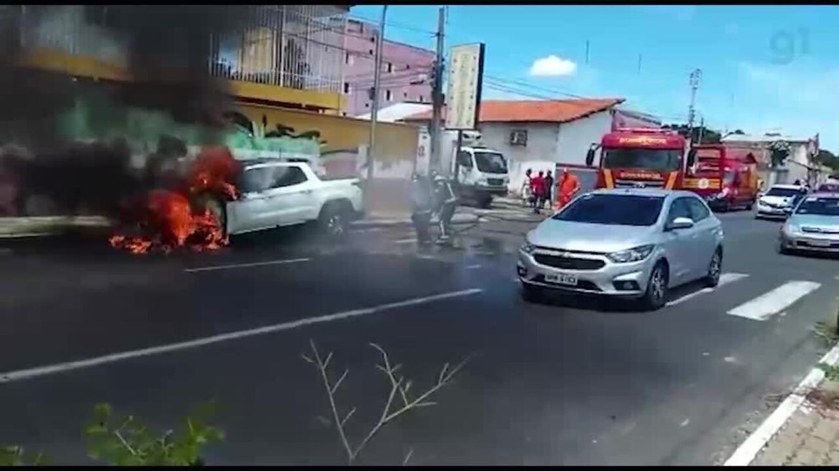 VÍDEO: Carro pega fogo no centro de Caxias do Sul