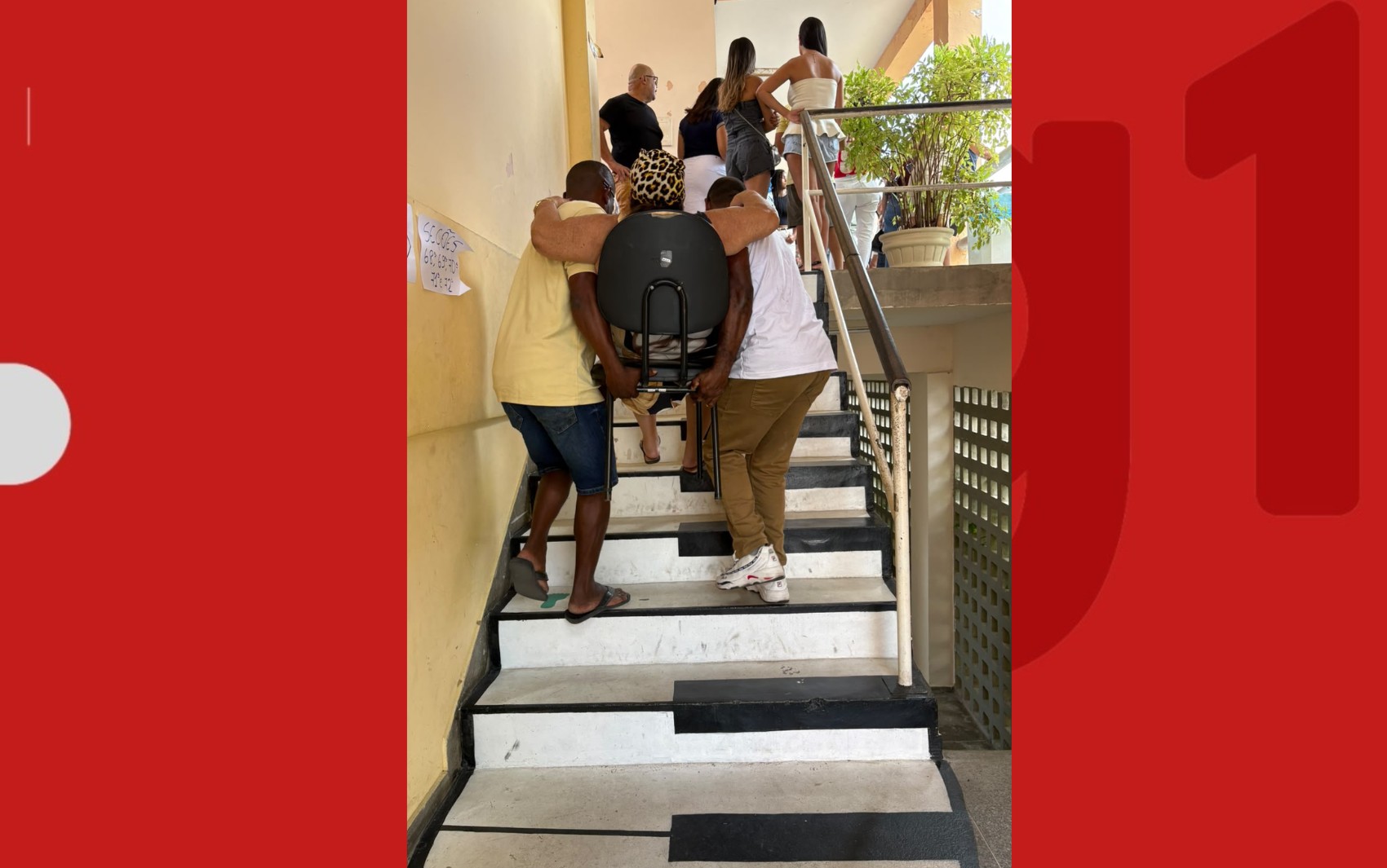 VÍDEO: mulher é carregada em cadeira para votar em Feira de Santana