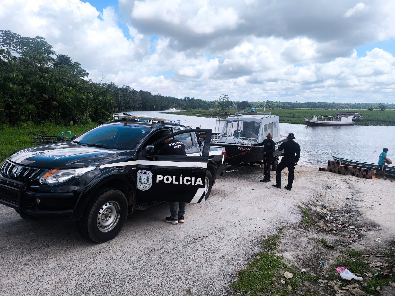 Polícia prende três suspeitos de homicídio, tentativa de feminicídio e tráfico em comunidade do AP