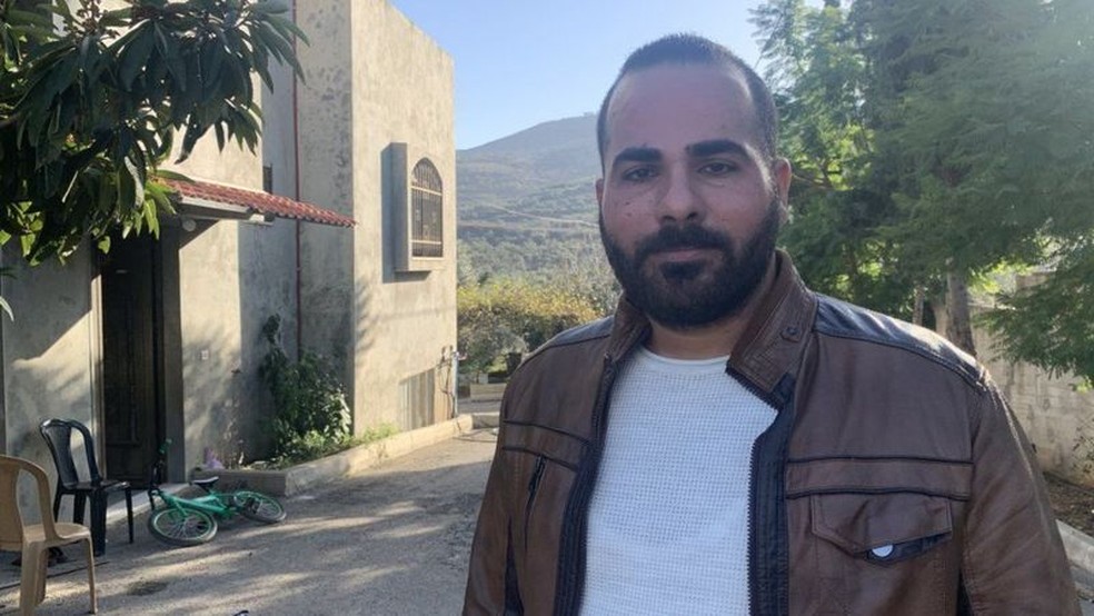 Ahmed Tirawi, um agricultor, diz que não consegue ter acesso às suas azeitonas porque teme ser atacado por colonos — Foto: BBC