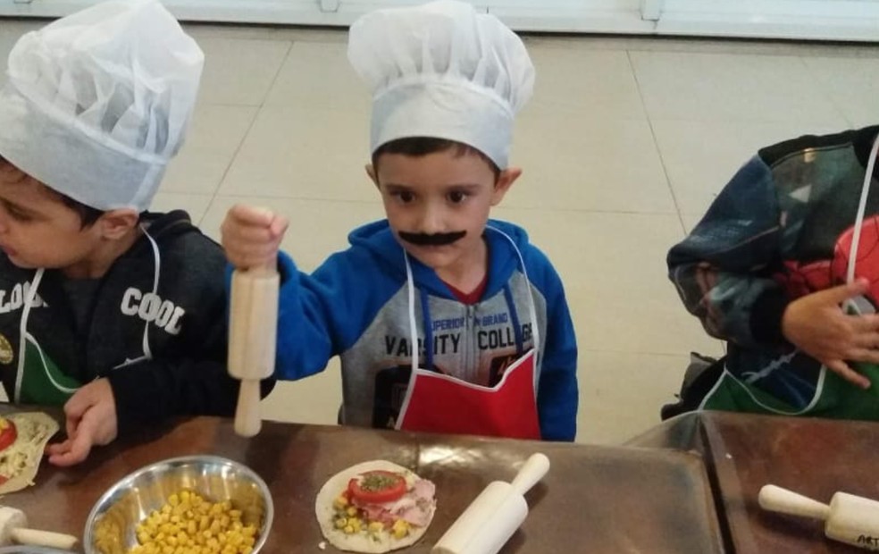 Nicolas Heiras é fã de culinária desde pequeno e adorava ajudar os pais na cozinha — Foto: Arquivo pessoal
