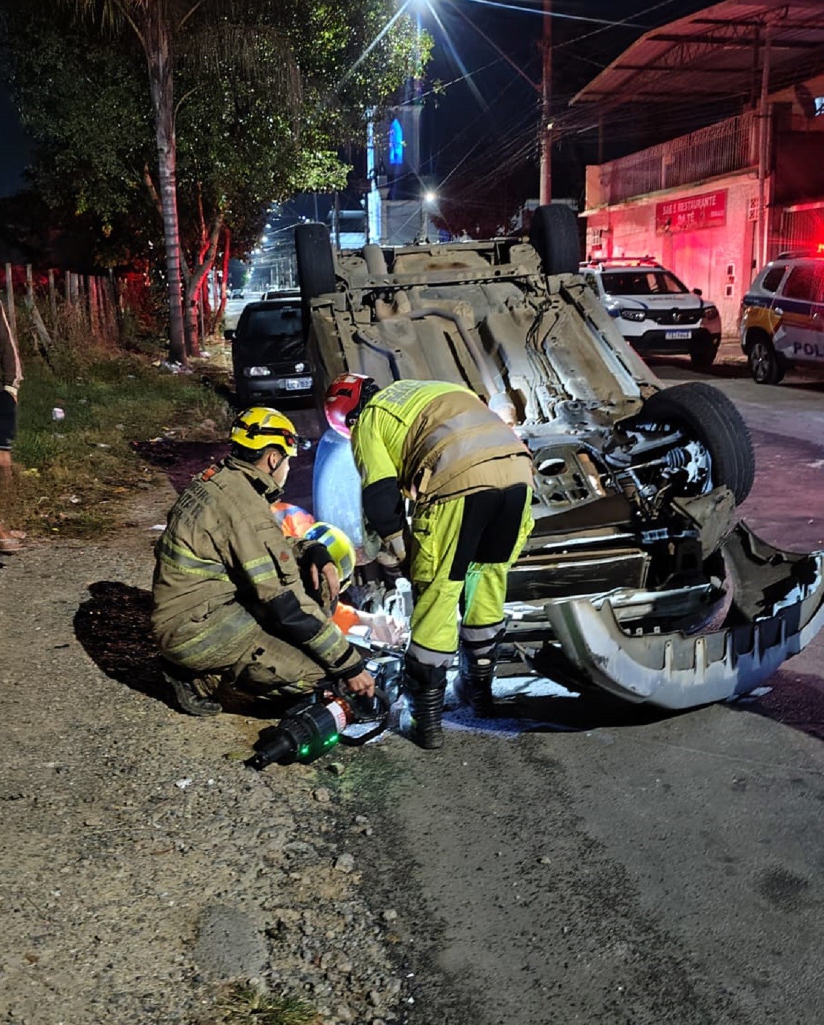 Motorista bêbado bate em carro estacionado, capota e é detido em Juiz de Fora