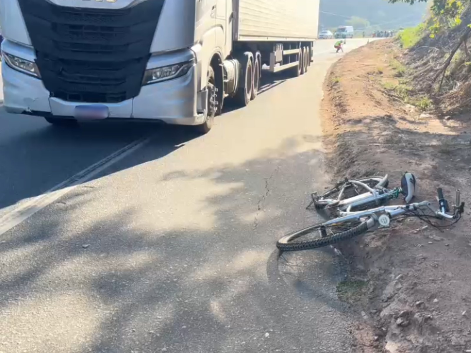 Ciclista em bicicleta elétrica morre após ser atropelado por carreta na BR-116, em Alpercata